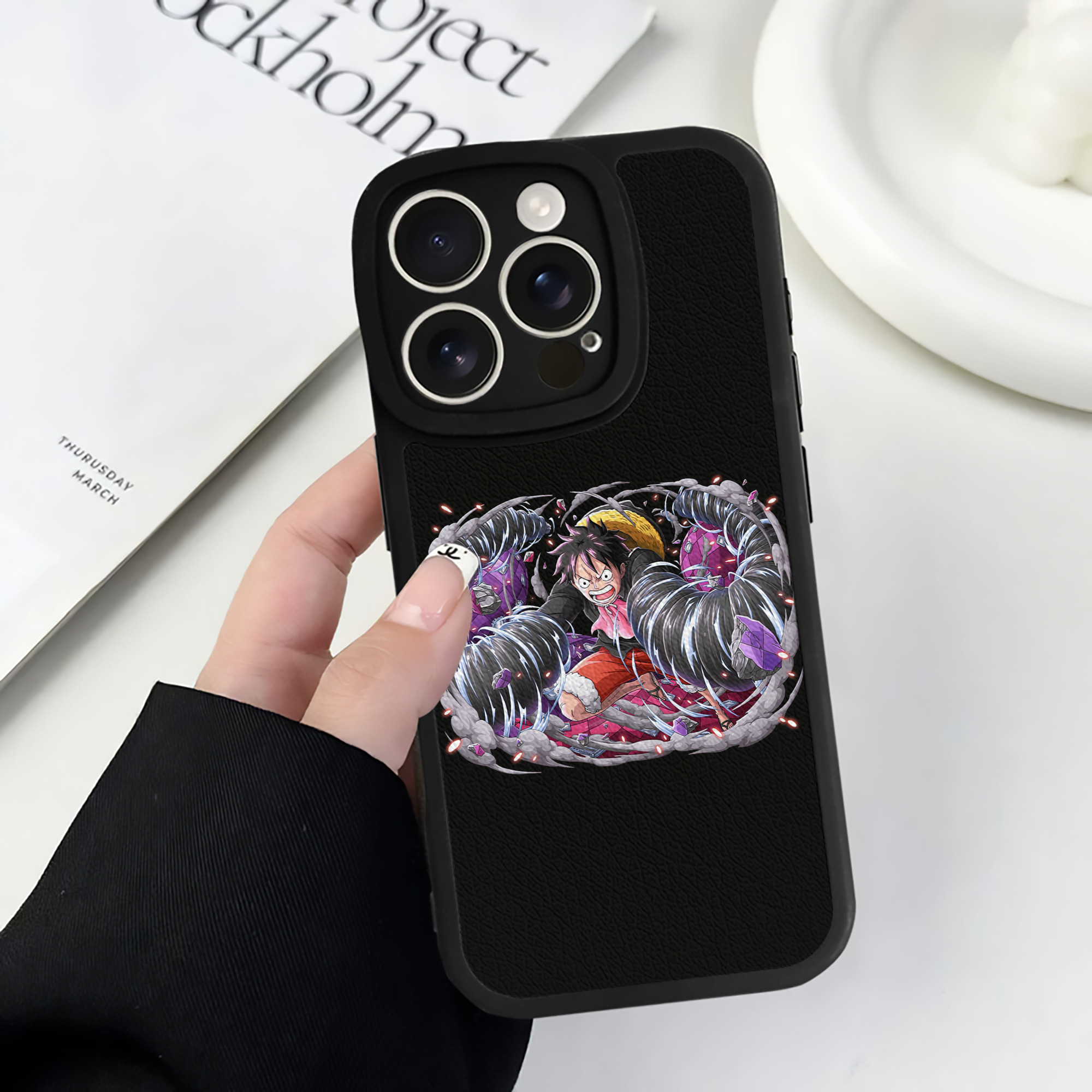（画像用） ワンピース モンキー・D・ルフィ ONE PIECE Monkey D. Luffy 【iPhone 16シリーズ対応】シリコンスマホケース（レザー調） 材質：シリコン